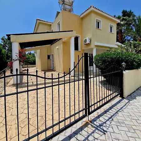3 Bedroom Villa, Close To Coral Bay Strip And The Villa *