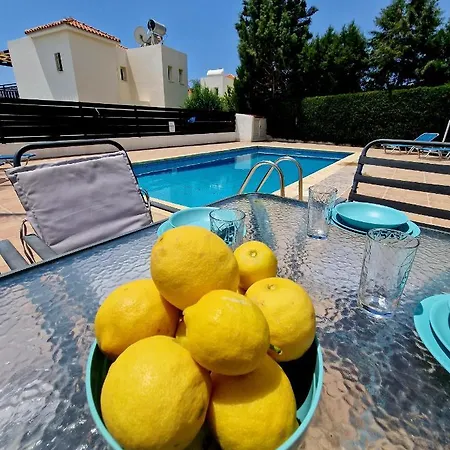 3 Bedroom Villa, Close To Coral Bay Strip And The וילה