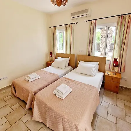 3 Bedroom Villa, Close To Coral Bay Strip And The