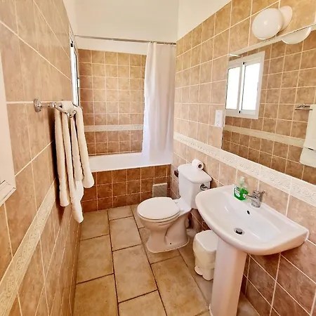 3 Bedroom Villa, Close To Coral Bay Strip And The Villa *