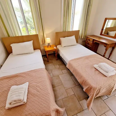 3 Bedroom Villa, Close To Coral Bay Strip And The Villa